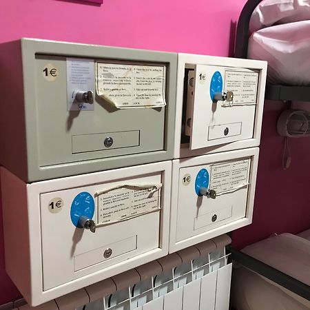 마드리드 Rc 미구엘 앙헬 호스텔 외부 사진 Mailboxes on board a train