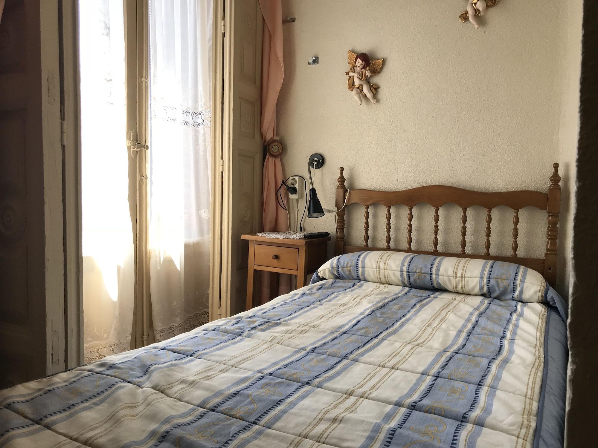마드리드 Rc 미구엘 앙헬 호스텔 외부 사진 A bedroom in a Spanish hotel