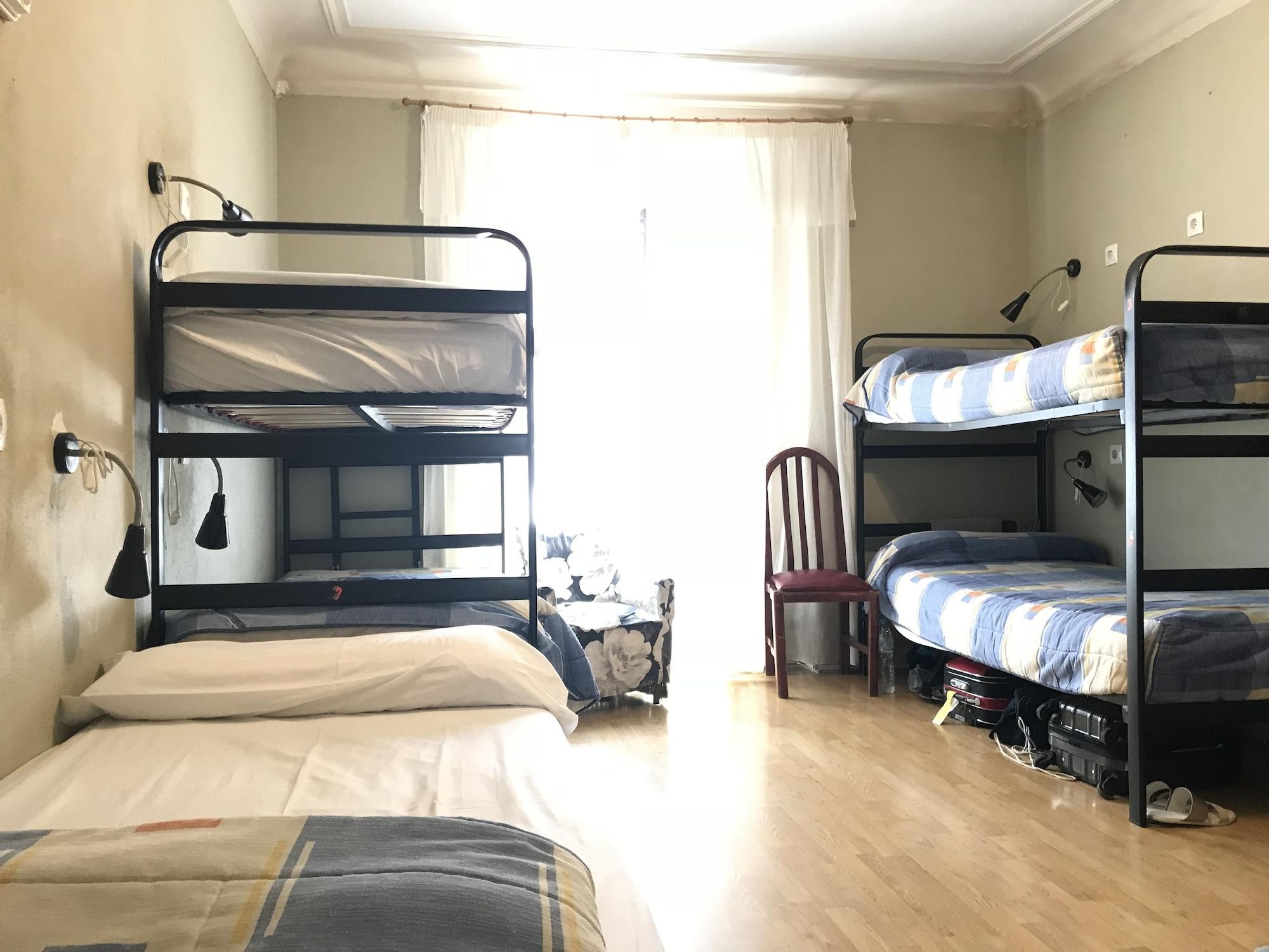 마드리드 Rc 미구엘 앙헬 호스텔 외부 사진 Hostel room in Madrid, Spain