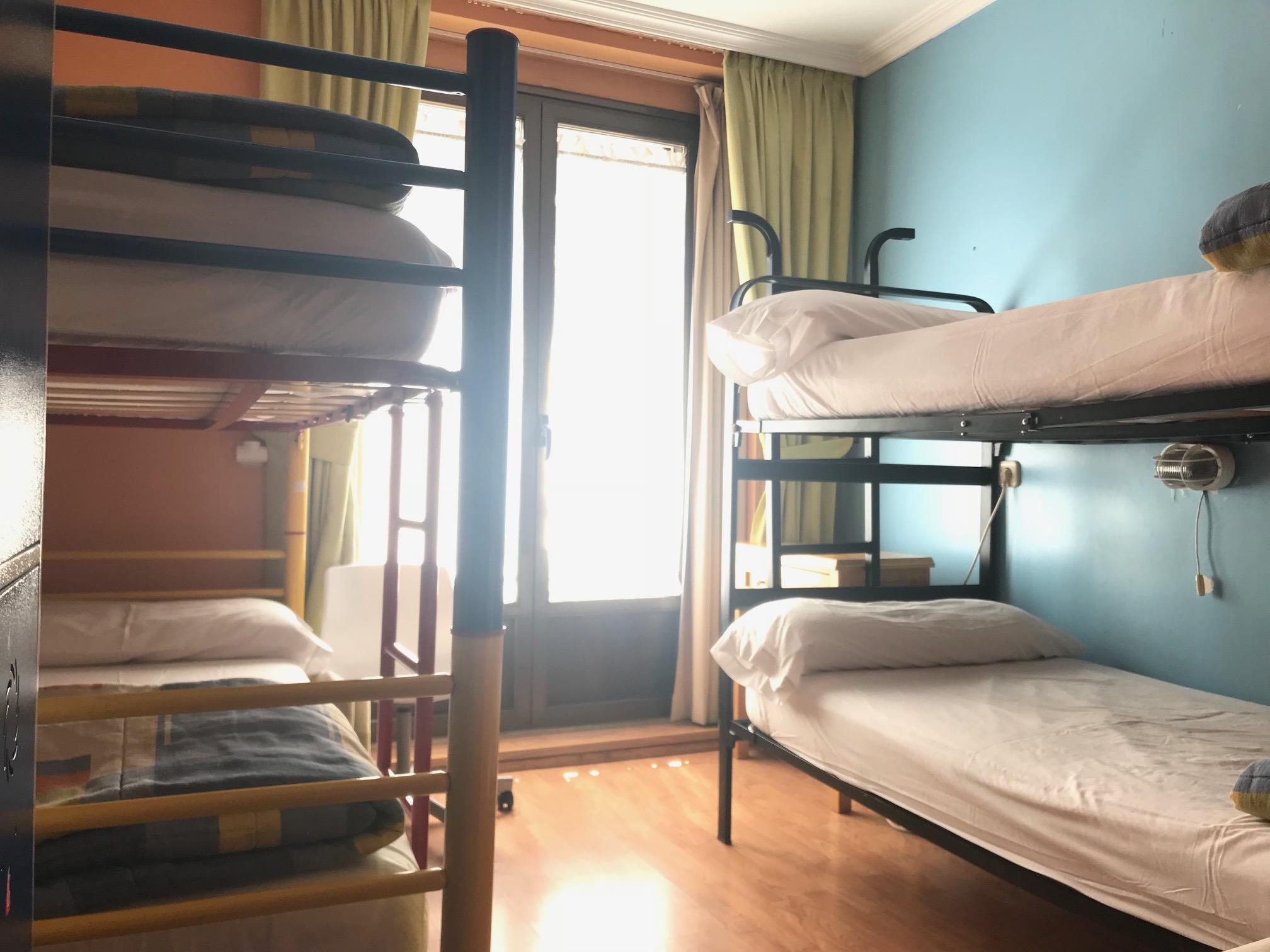 마드리드 Rc 미구엘 앙헬 호스텔 외부 사진 A typical hostel room