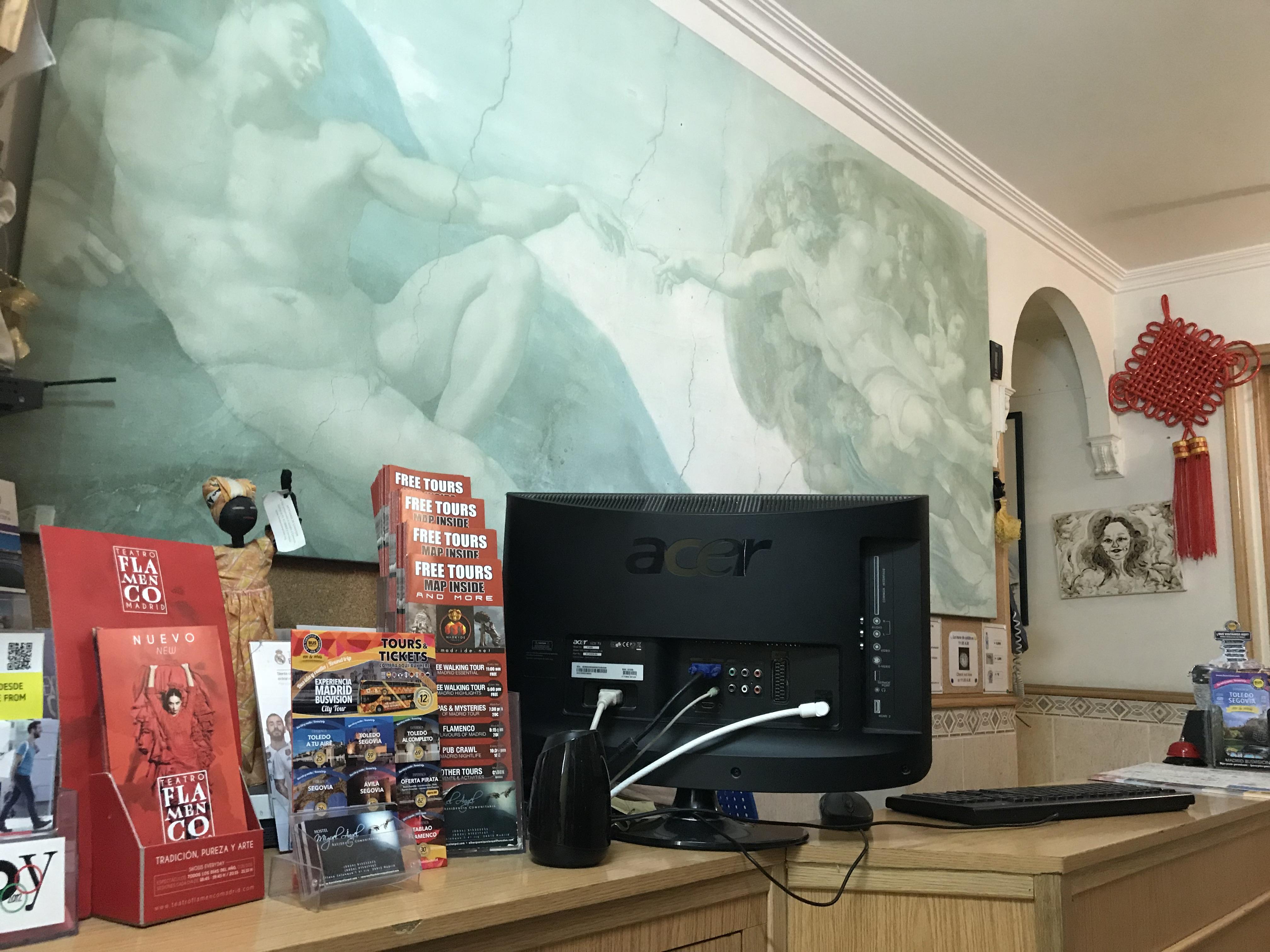 마드리드 Rc 미구엘 앙헬 호스텔 외부 사진 Reception desk at the museum