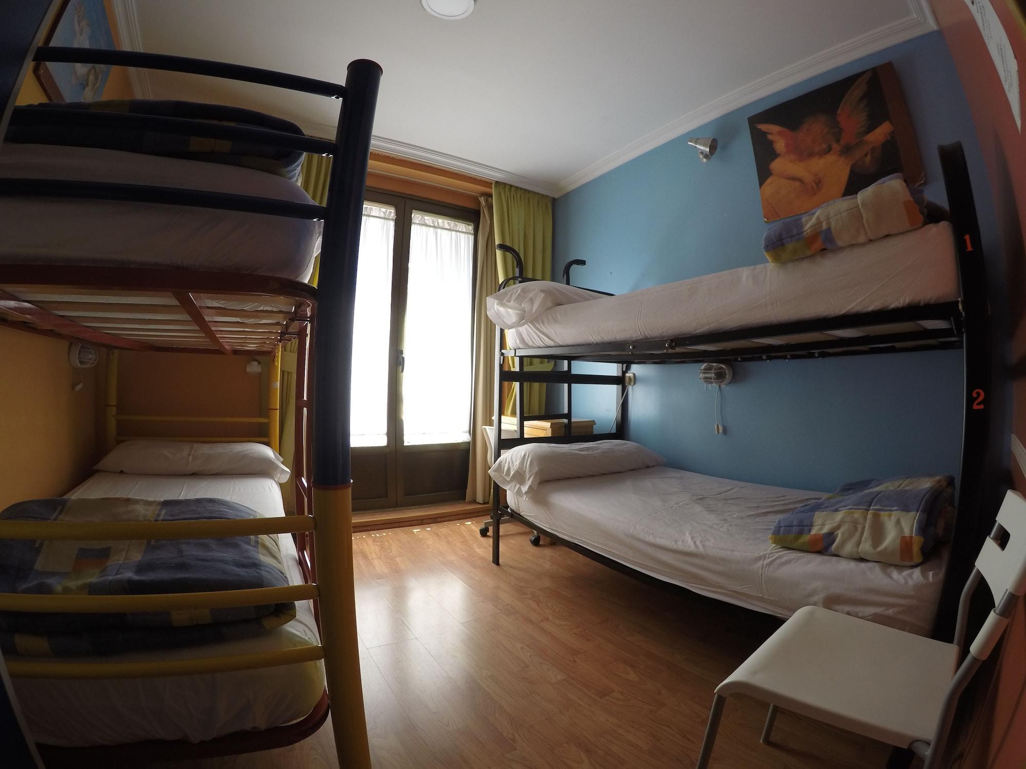 마드리드 Rc 미구엘 앙헬 호스텔 외부 사진 Hostel room in Madrid, Spain