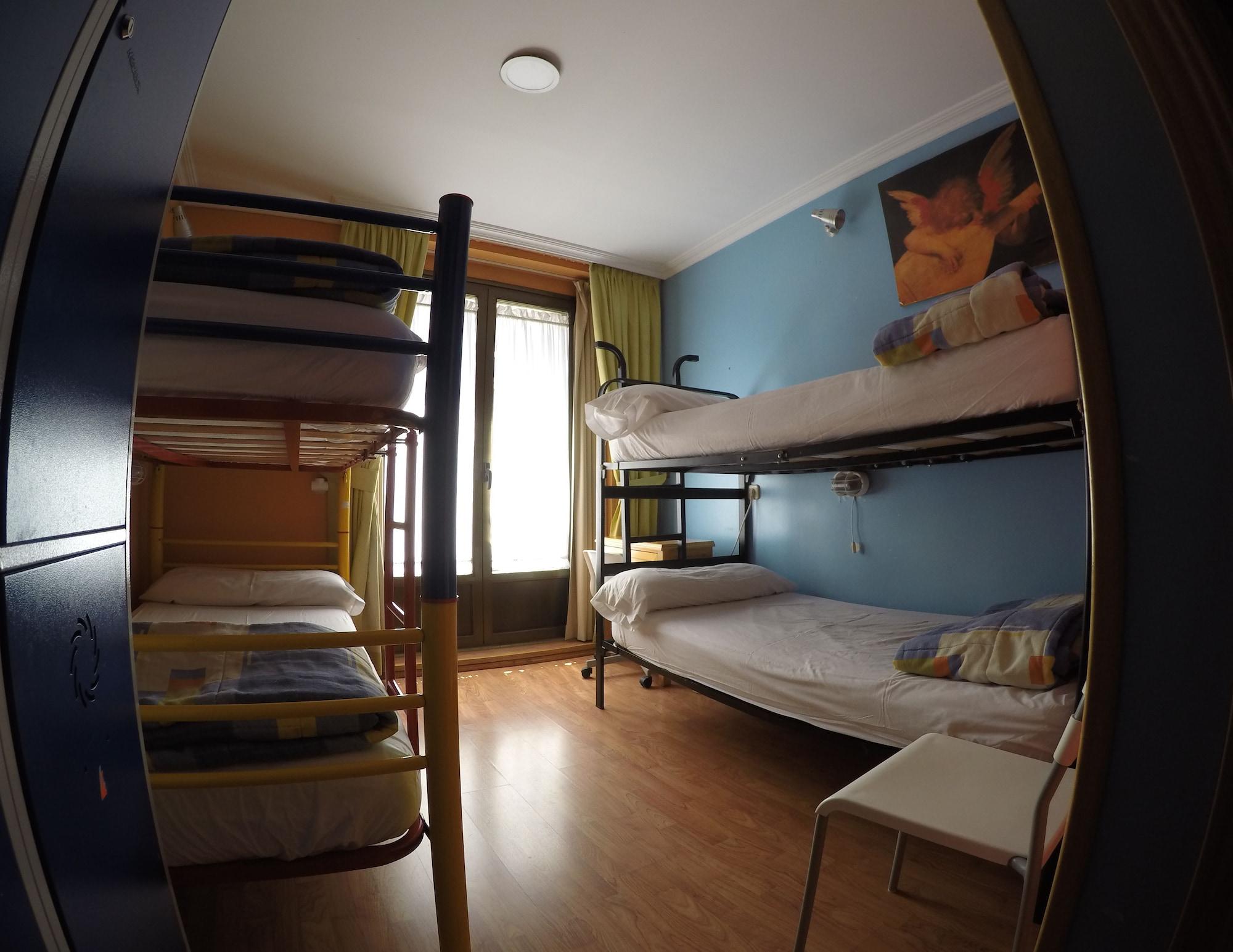 마드리드 Rc 미구엘 앙헬 호스텔 외부 사진 Hostel room in Madrid, Spain
