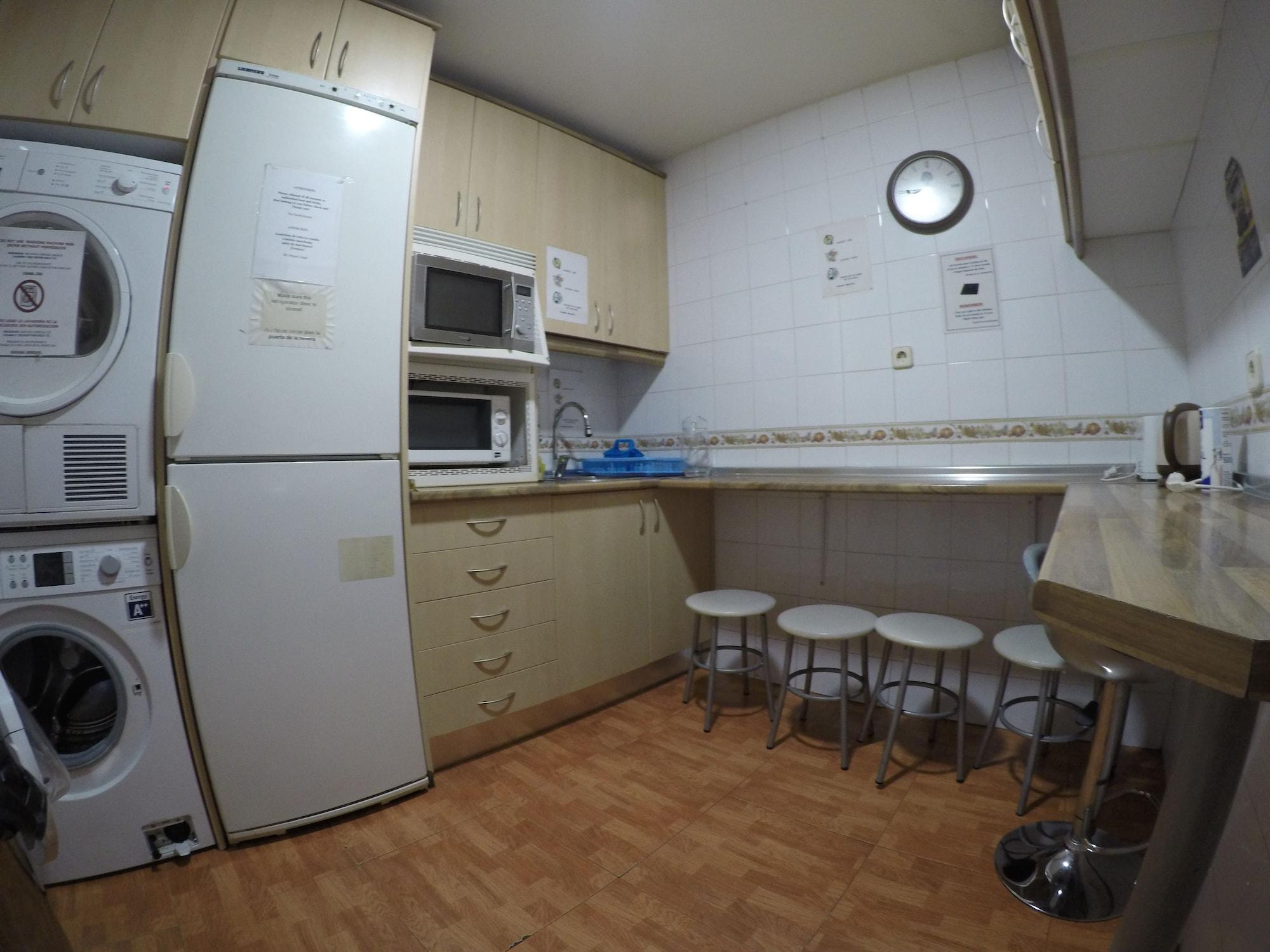 마드리드 Rc 미구엘 앙헬 호스텔 외부 사진 A typical kitchen in a hostel