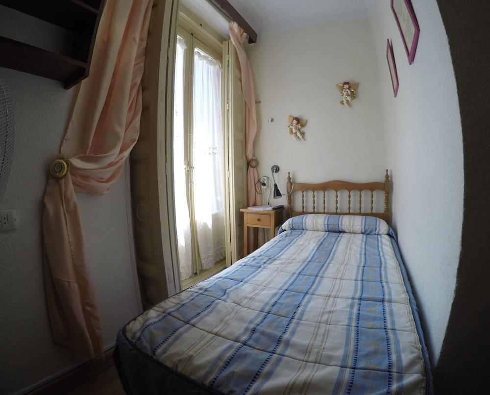 마드리드 Rc 미구엘 앙헬 호스텔 외부 사진 A single room in a Spanish hostel