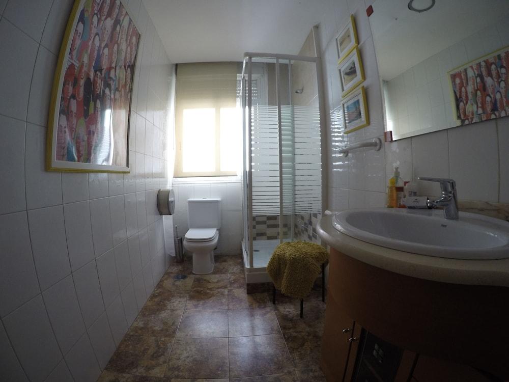 마드리드 Rc 미구엘 앙헬 호스텔 외부 사진 Bathroom with shower enclosure