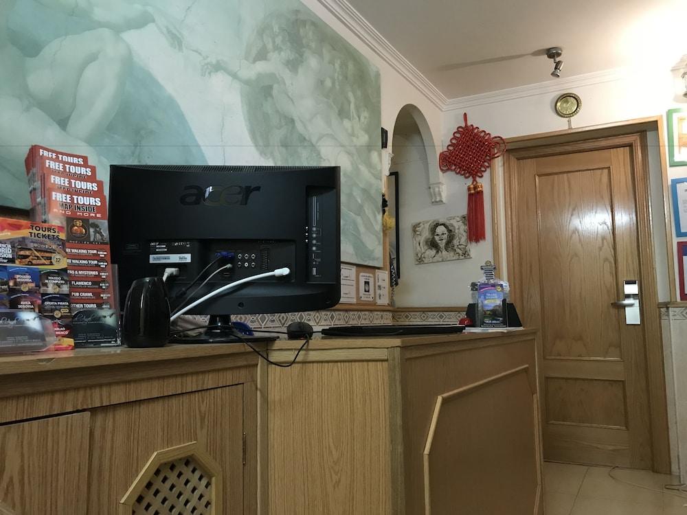 마드리드 Rc 미구엘 앙헬 호스텔 외부 사진 Reception desk at the hotel