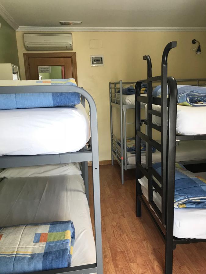마드리드 Rc 미구엘 앙헬 호스텔 외부 사진 A typical bunk room