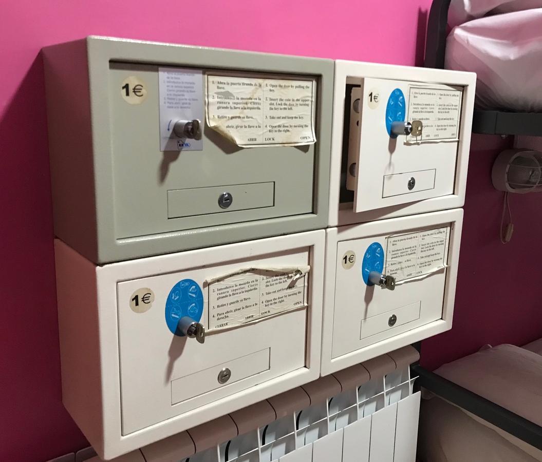 마드리드 Rc 미구엘 앙헬 호스텔 외부 사진 Private mailboxes in a French post office