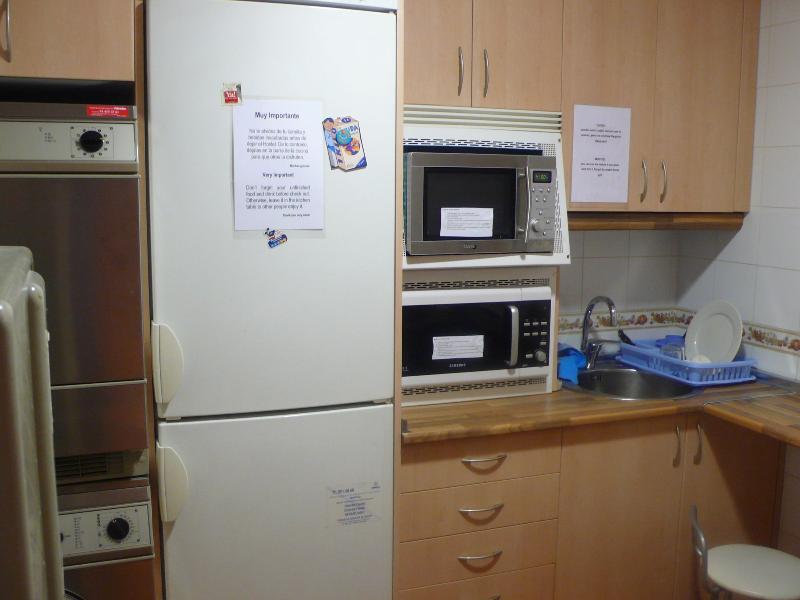 마드리드 Rc 미구엘 앙헬 호스텔 외부 사진 A typical kitchen in a hostel